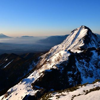 朝日を浴びる赤岳と富士山と右奥に南ア
マニュアル、ss125、f9、iso100、24mm、wb晴天