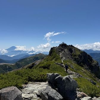 すぐ隣に塩見岳（西峰）。塩見岳は双耳峰です。