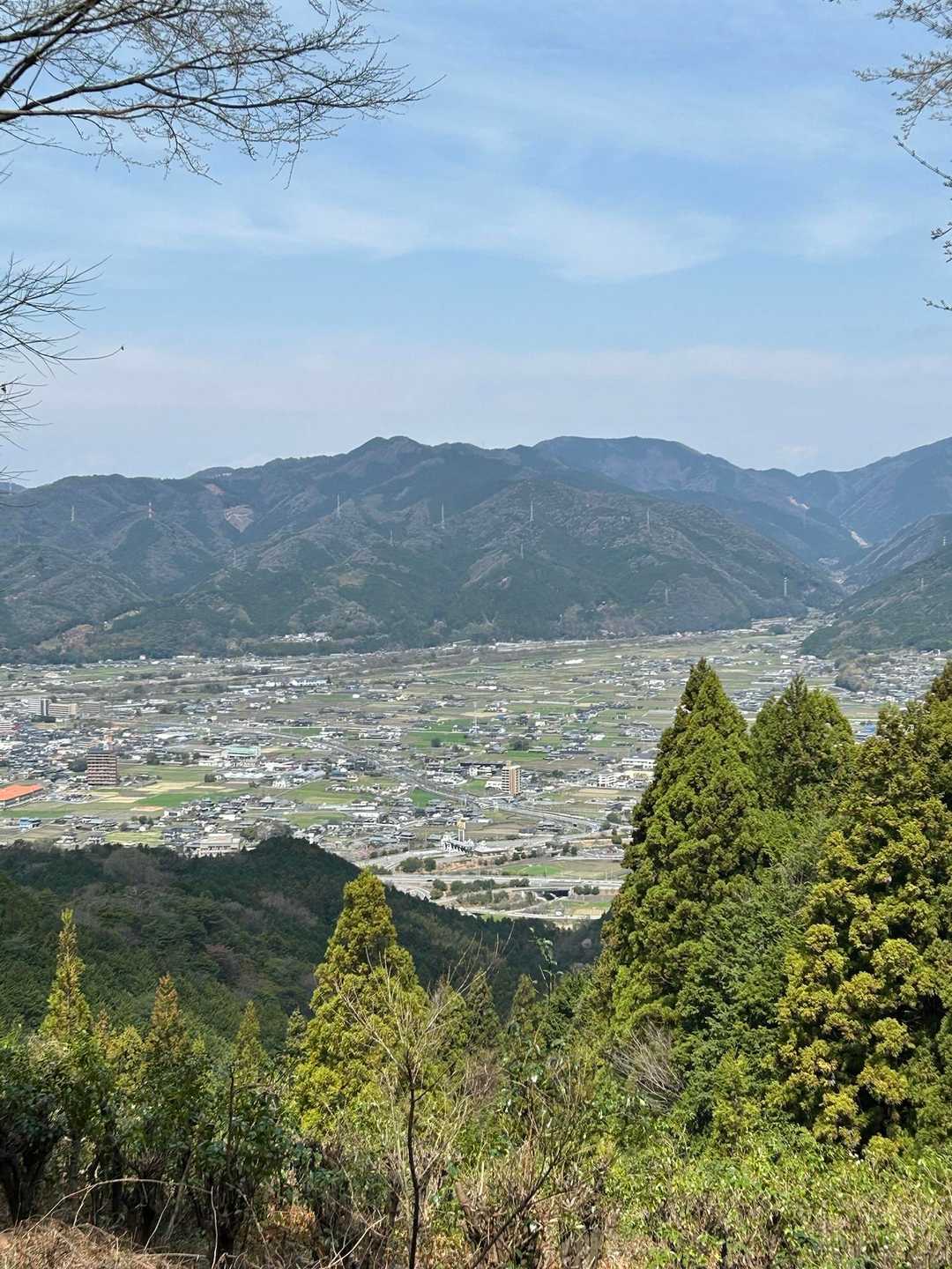 ちょっと登った展望台から…