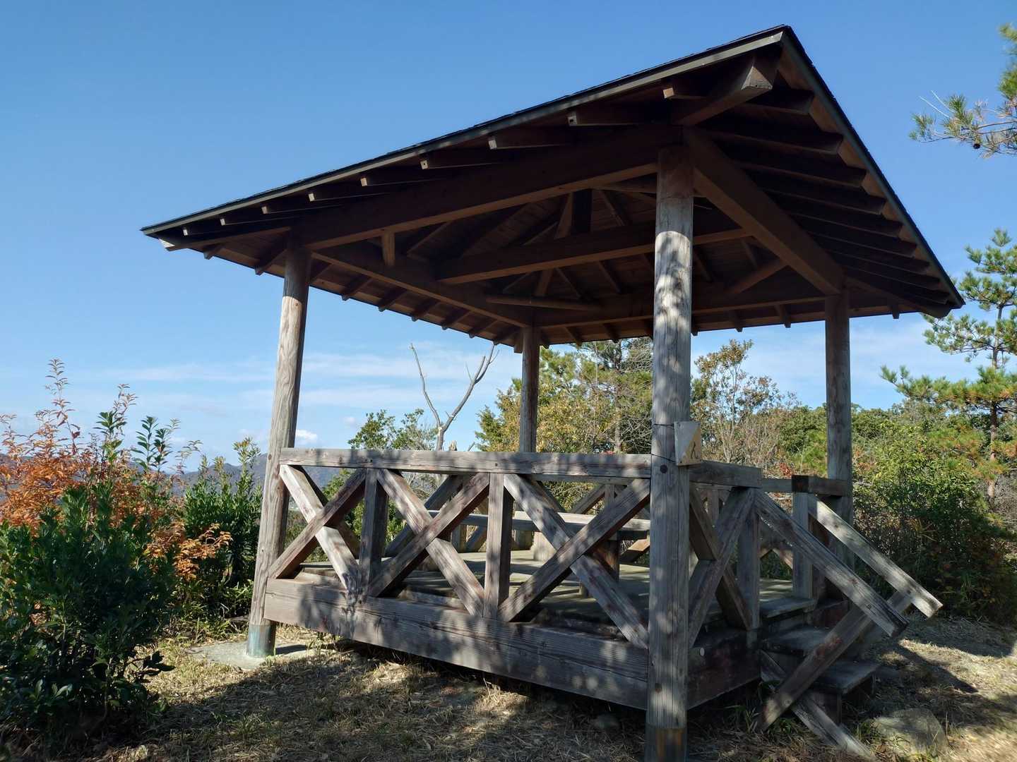 洞貝山手前の東屋
から展望あり
