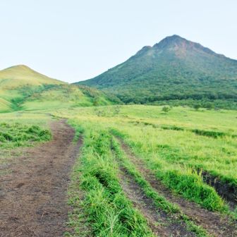右に見えるのが由布岳
左にある飯盛ヶ城へ向かいます