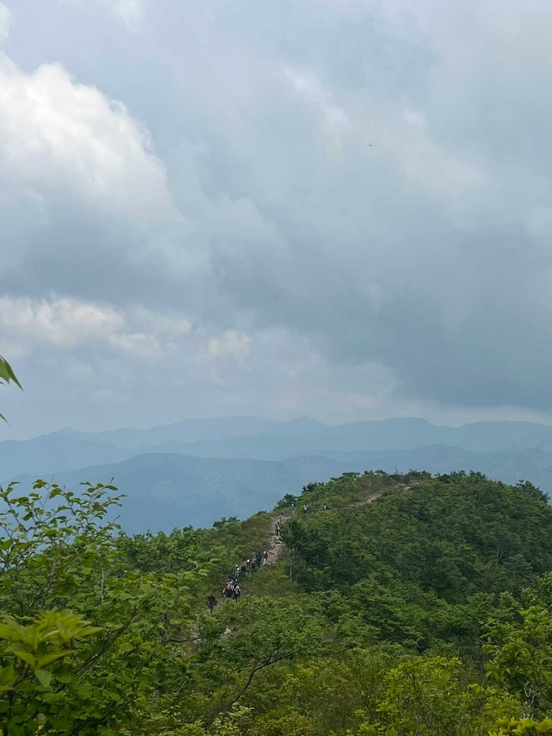 数珠繋ぎに登山者が登ってきます