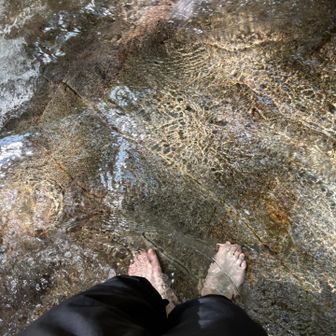 川に足をつけると冷たくて気持ちいい