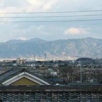 龍王山（右端）。その尾根を越えて見えるのは…