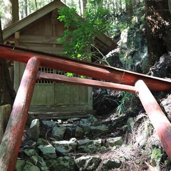 倒壊した稲荷神社の鳥居…修復してほしい…