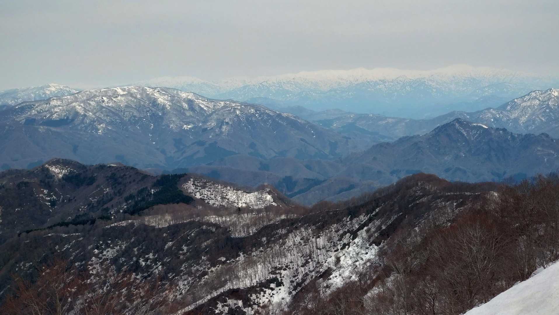 登るにつれ左手に菱ヶ岳、菅名山塊、二王子岳、真っ白な飯豊連峰が見えてきました