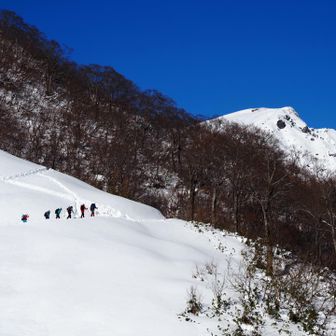 直登ルートはまだ樹々が生い茂ってるので夏山ルートを選択。アイゼンは久々なので、一歩一歩フラットフッティングをよく確かめながら進む。