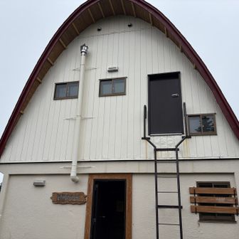 トイレと避難小屋っぽい感じ