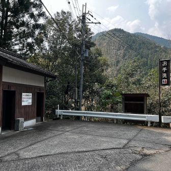 トイレあり。どこもそうですが本当にお手洗いはよく掃除され、気持ちよく使わせていただけます。ここなんて便座が暖かい。