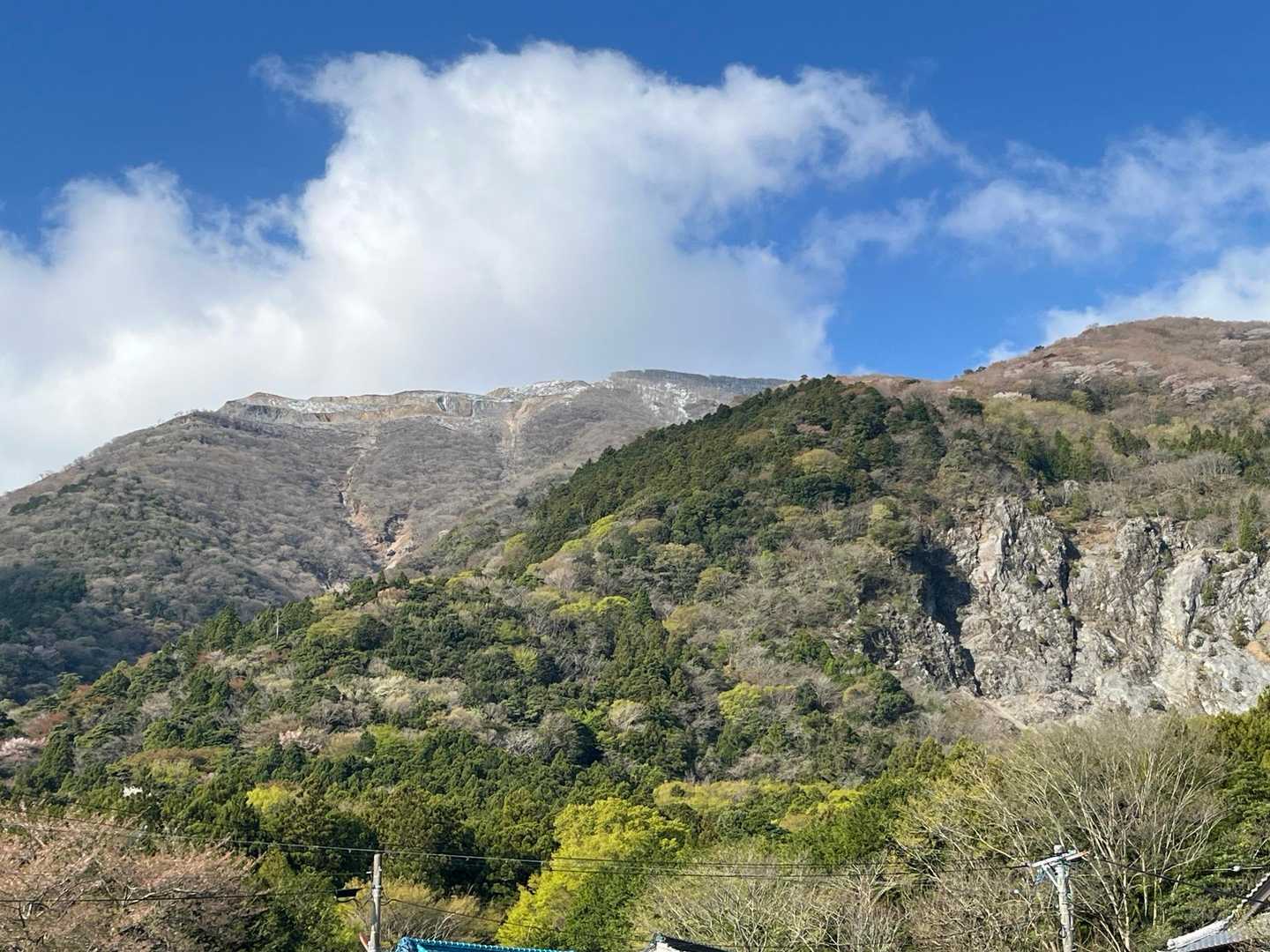 昨日少し雪が冠りました。
はたして山頂は如何に🤔