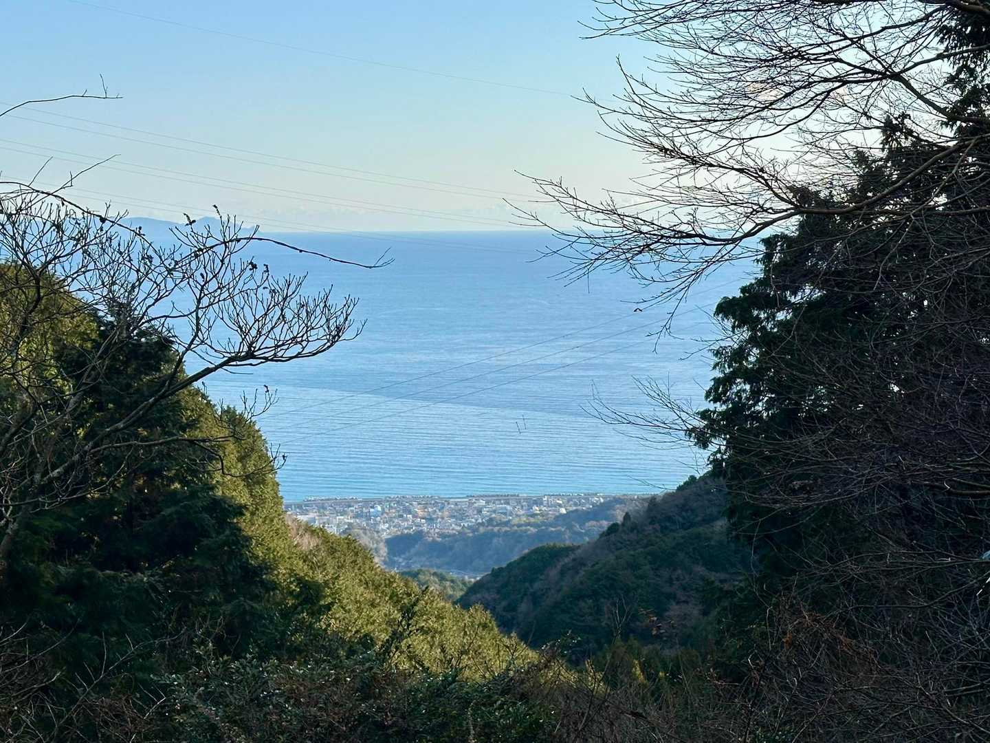帰りは寄り道せずに🅿︎へ歩く。途中で隙間から海が見えました🌊