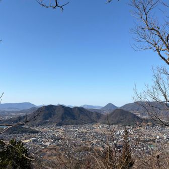 讃岐富士や大麻山などの丸亀善通寺界隈の名峰がよく見える
空が澄んでいていい感じ