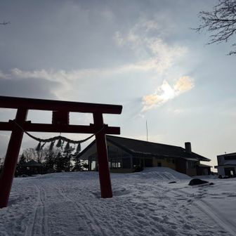 1時間遅れでロープウェイ乗り場
到着しました😅

最後の係員さん居ました
ゲレンデ歩いて帰って下さいね〜
はーい🙋