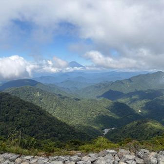 ガスっていましたが、時折り雲間から富士山が姿を見せてくれました♪最初で最後の眺めになる予定…笑