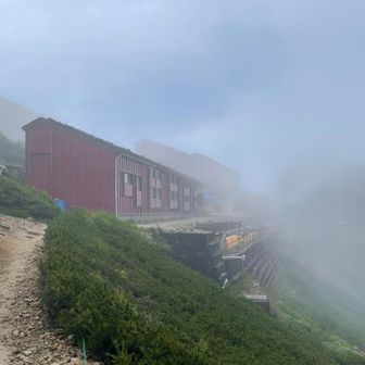 唐松岳はガスってしまったー！
山荘へ到着