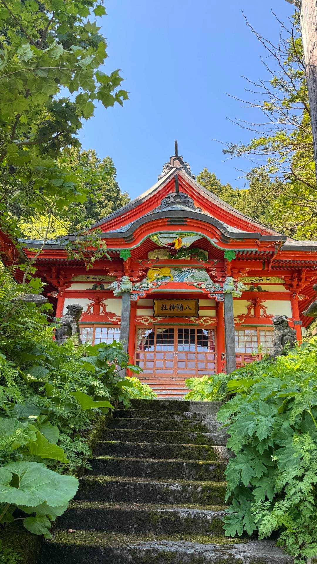 カラフル！ポップ！
これまでにみたことのない色彩
見事な彫刻の社殿に惹かれる