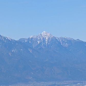 甲斐駒ヶ岳でしょうか？雪が少ないですね～
