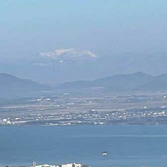 うっすら見える山もいい感じ