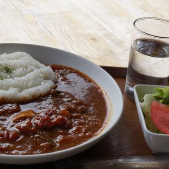 ビーフカレーを頼みました。
ズッキーニとビーフがトロトロ😋