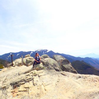 後ろには『金峰山』の五丈岩が見えとります✨