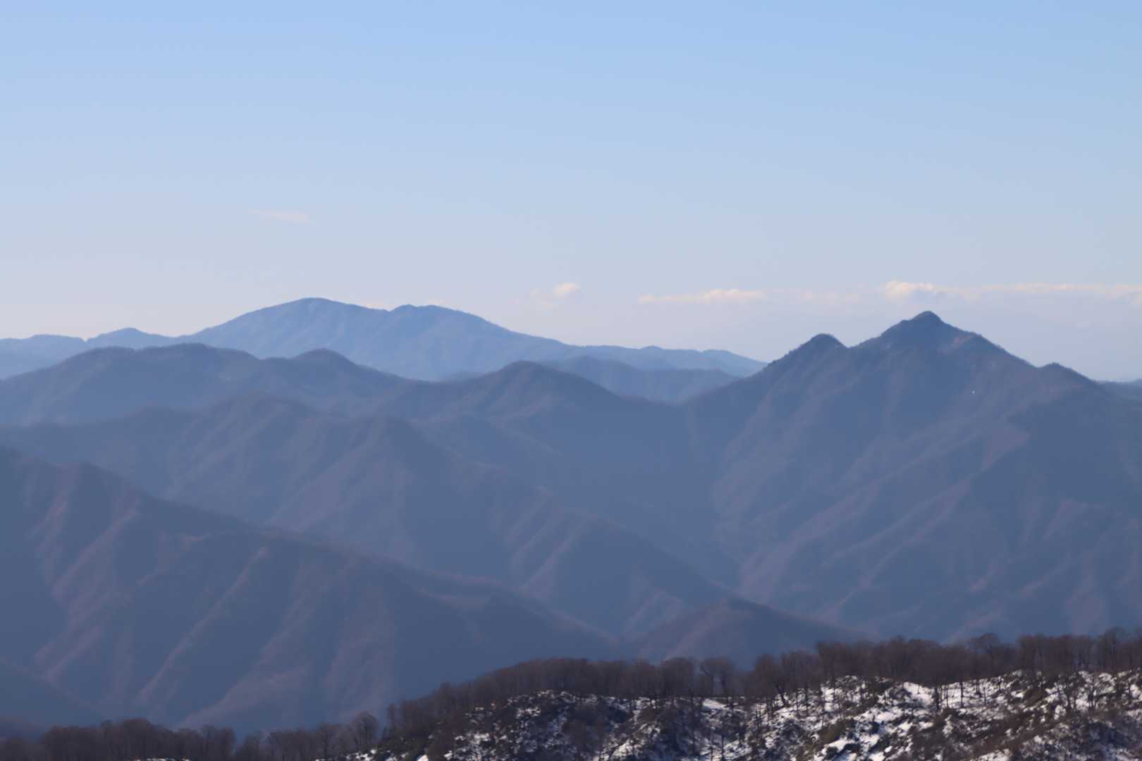 左が金糞岳、右が奥美濃の槍とも呼ばれる蕎麦粒山です。