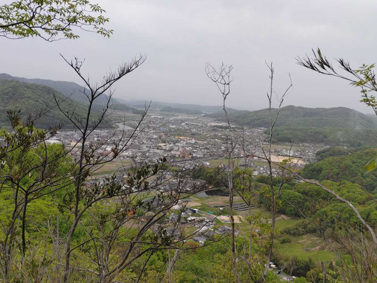 急登の途中で、矢掛の町並みが見えた🙂
