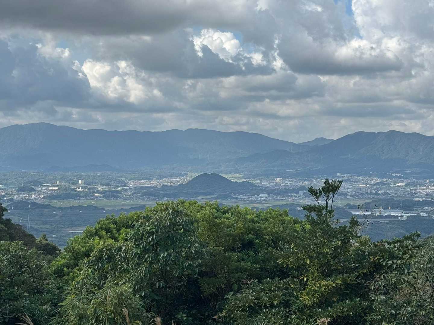 中央　ボタ山
遠くは三郡山の山並み