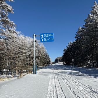 小屋へ物資届けるスノーモービルや
雪上車　通過していった