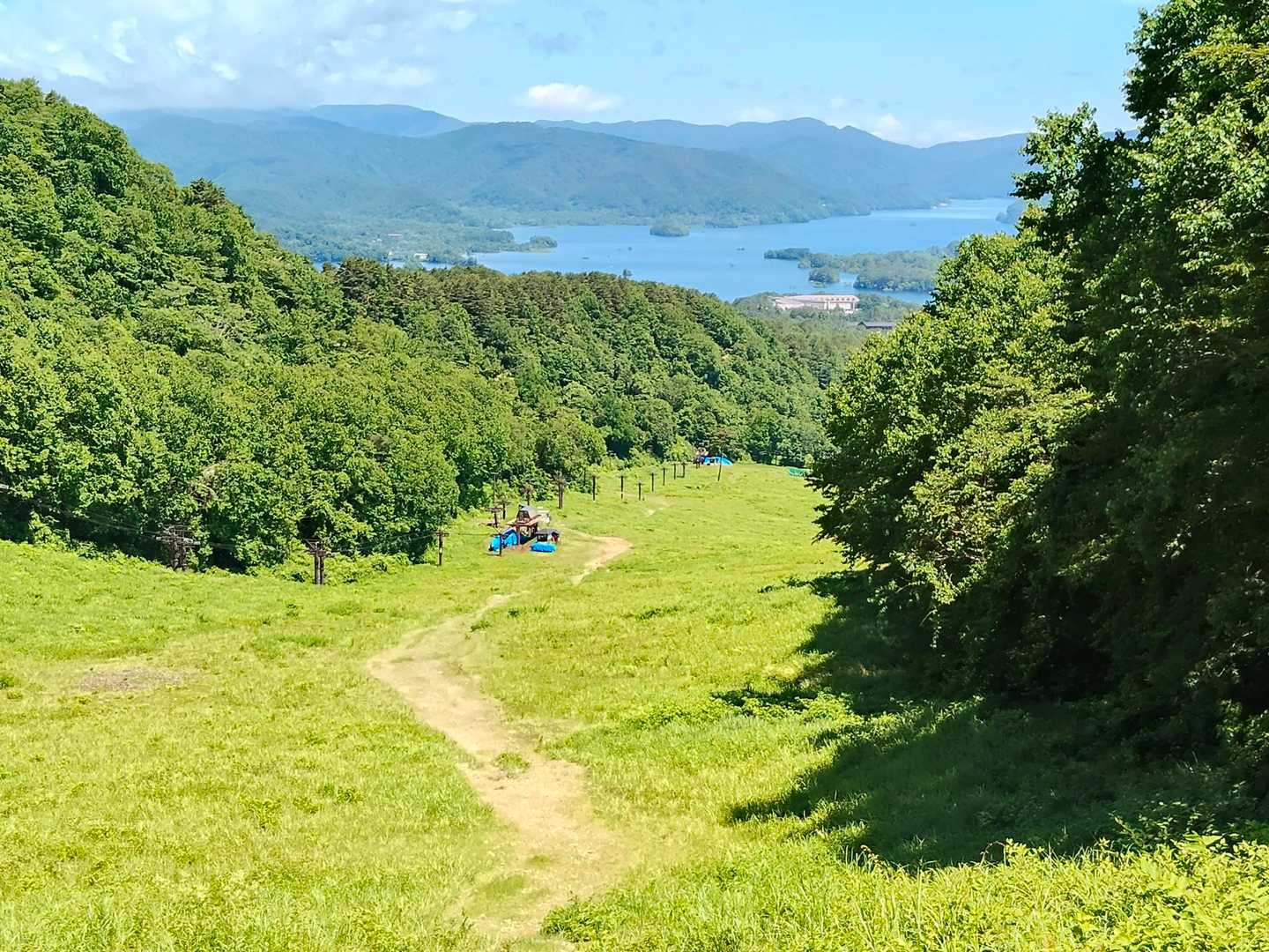 でも実はこのコースは、はるか昔の高校時代、学年行事の桧原湖キャンプから磐梯山登山で来たことがあるのです🤔
このスキー場と上のゴロゴロ石の登りと山頂での集合写真は覚えているけど…🤔