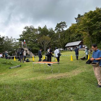 ミャクミャクが園地まで、ヘリ🚁で運ばれて来るねん。11月23日まであるみたい。