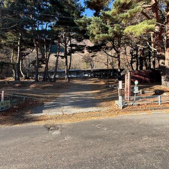 このキャンプ場の中へ行くみたい