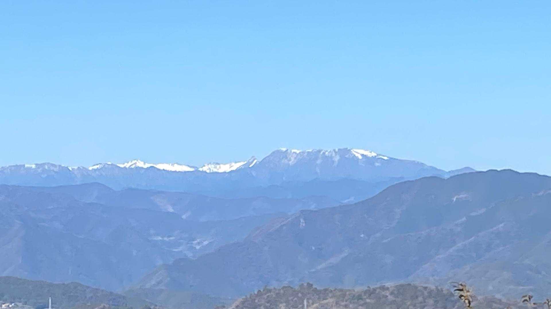 北の山は雪をかぶっています
