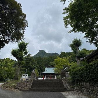 神社の左奥が伊予ヶ岳の山頂。岩剥き出しです。