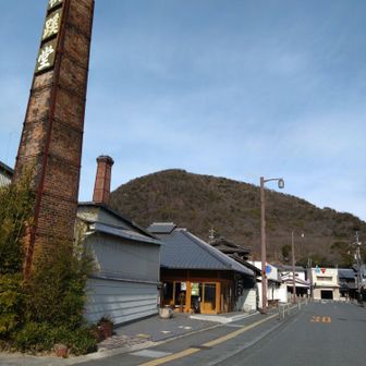 窯元が点在。先の山はこれから登る不老山