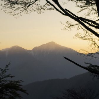 一番高いのが聖岳
地味な山だけど、シルエットかっこいい
朝日を浴びて神々しい✨
