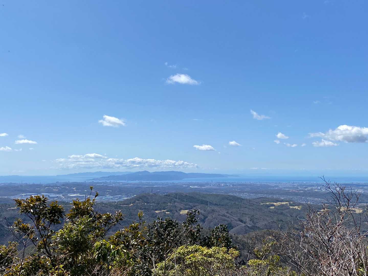 朝日山山頂からの眺望は、
正面に明石海峡大橋と淡路島、左に友ヶ島、右に小豆島…
ここ、ザいゴーかよ🤩