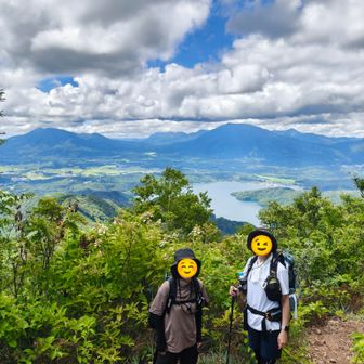 🍑むいてくれた山友さん（カリカリ梅もいただきました😋）、写真撮ってくれてる山友さんは塩レモンくれました🍋
みんな優しい！
ありがとうございます🙌