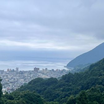 山頂？と思われる場所からの別府市街と別府湾、右奥は高崎山。素晴らしい曇天☁️