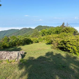 歩いた稜線を振り返る
