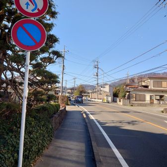 いつものように駅から登山口まで舗装路歩きです。
ここは交通量が多いですね。