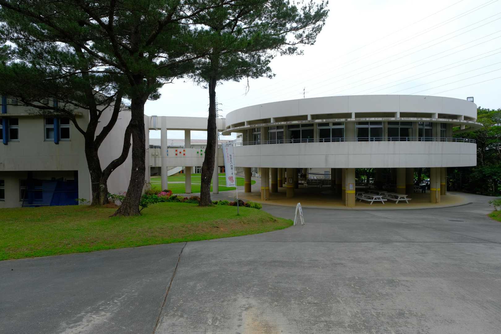ほどなくして足元が緩やかになると、すぐに往路と合流。キャンプ場を見送りつつ遊歩道を戻れば、スタート地点へ無事帰還。受付にて下山時刻を記帳してから、帰途に就くこととした。