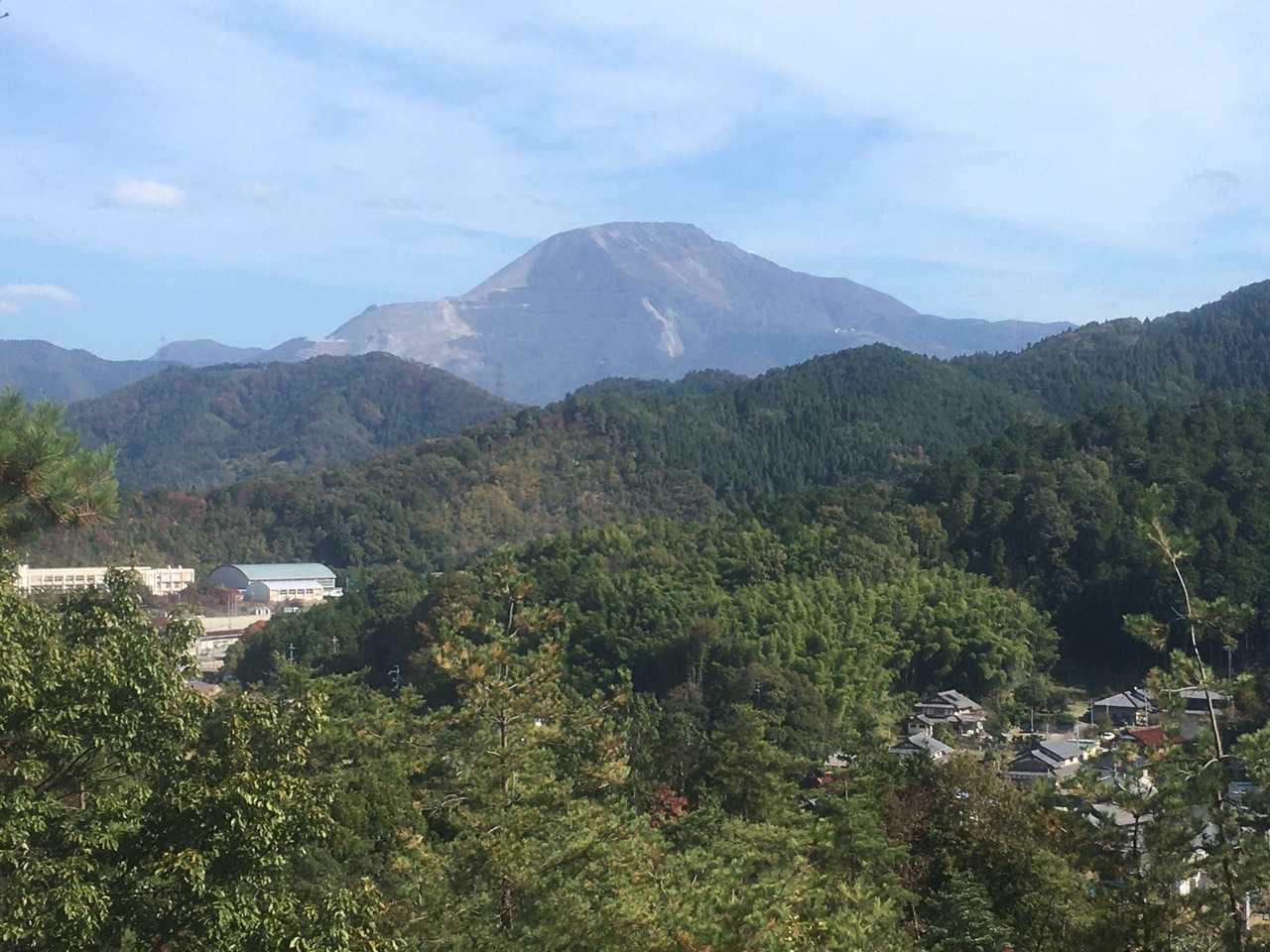 山頂から少しズームで伊吹山⛰😍