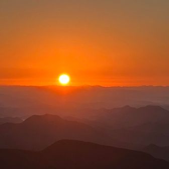 山頂で見るご来光で疲れ吹っ飛びます