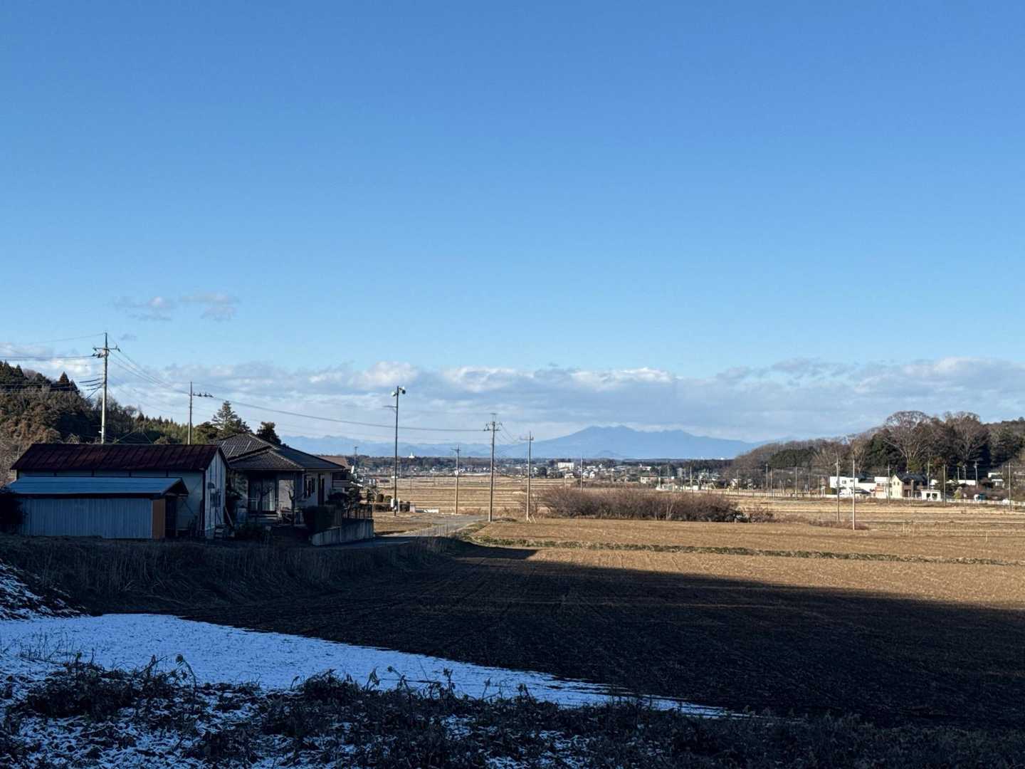 里山ロード。横には桜🌸
正面に鶏頂山⛰️

名山見ながらお花見🌸
街までそんな遠くないし、いい場所だなぁ⛰️