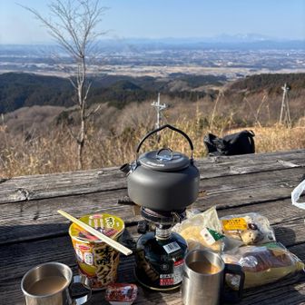 ここで山頂メシ👇