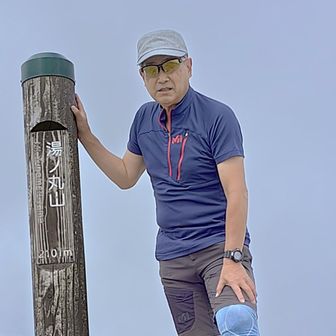 はい、登頂です。周りは真っ白です。涼しいというか、寒い。丁度3脚の置き場に良い平らな石の上に、絵の具を絞ったような、テンのう◯ちが鎮座しているので、避けてセット🤣