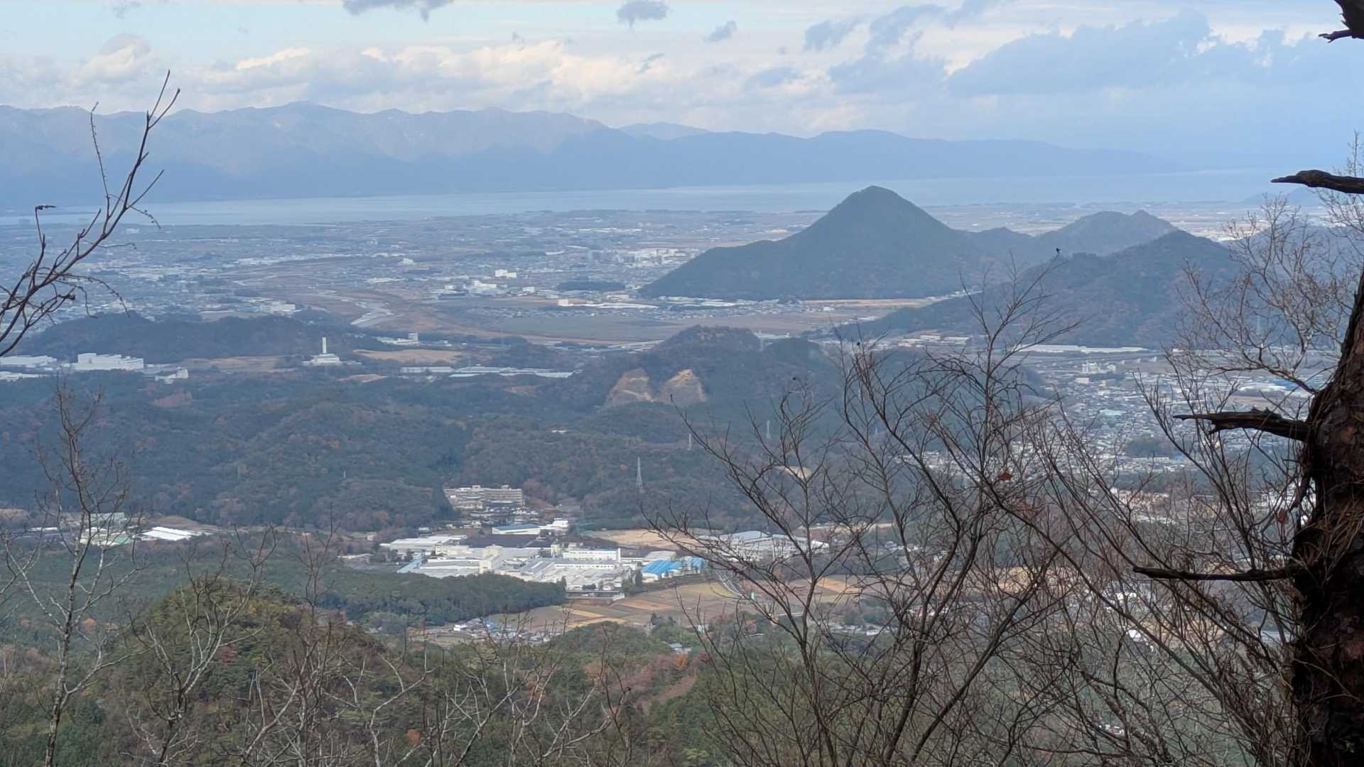展望台。阿星山一番の眺望。風が通り寒い