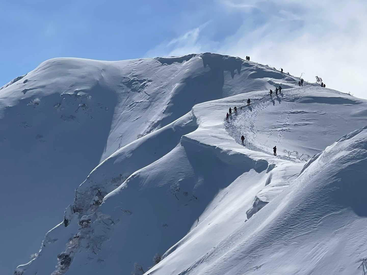 雪庇のすぐ横が登山道
になっているのが
よくわかります
あの雪庇が崩れたと
思うとぞっとします