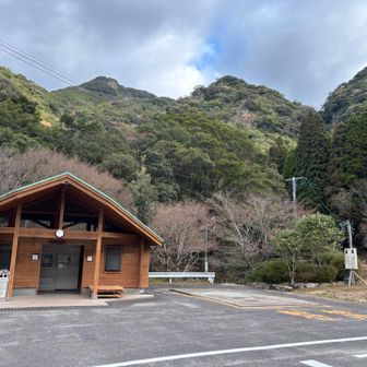 龍門ダム駐車場
きれいな水洗トイレがあります
駐車台数は年末で5〜6台と少ない印象です
青牧峠経由で、青螺山、青螺御前、黒髪山と周回します。
トイレ棟の右から入山します