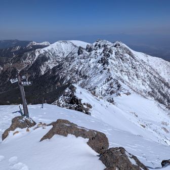 この道をまっすぐ行けば硫黄岳までいける…けど少し時間が足りない。今回は見送り。戻ることにした。